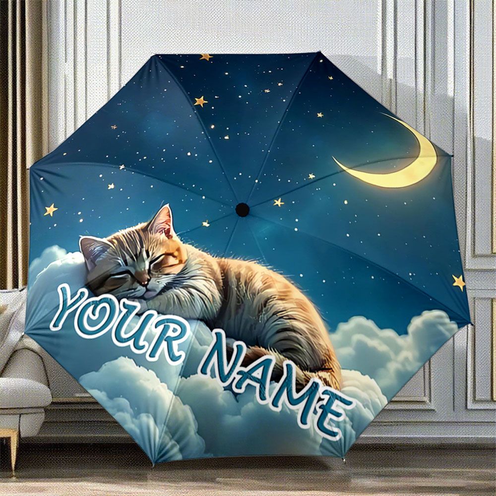 Custom Night Sky - 名前入りのカスタム傘。雲の上に眠る猫と星空をモチーフにしたデザイン。持ち運び可能な折りたたみ傘。クリスマスギフトに最適。